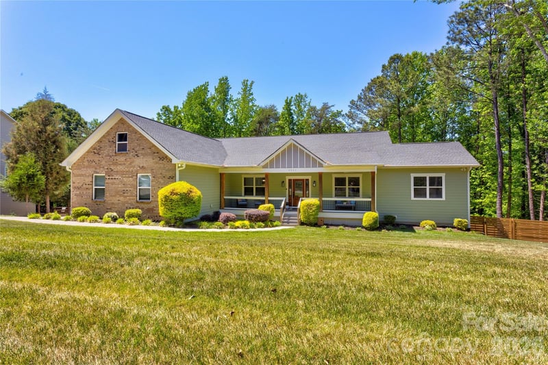 9311 Willowglen Trail, Charlotte, NC - 5 beds, 4.5 baths, 5,179 sqft - $950,000