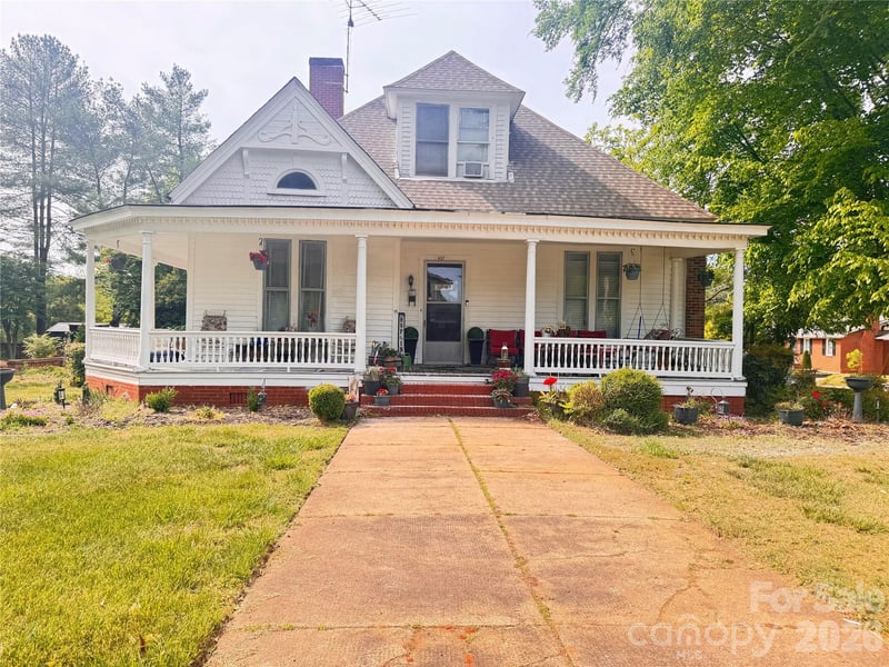 427 Davie Avenue, Statesville, NC - 4 beds, 3 baths, 2,333 sqft - $375,000