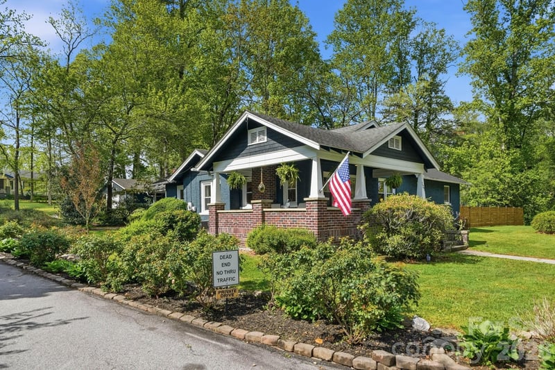 127 Erkwood, Hendersonville, NC - 3 beds, 2 baths, 2,071 sqft - $600,000