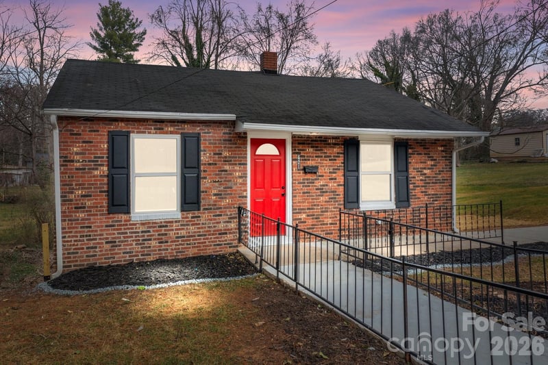 621 E Sharpe Street E, Statesville, NC - 2 beds, 1 bath, 900 sqft - $146,000