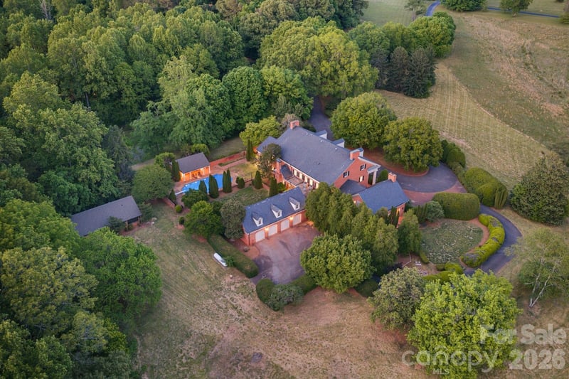 1486 Knolls Drive, Newton, NC - 5 beds, 6 baths, 10,675 sqft - $1,995,000