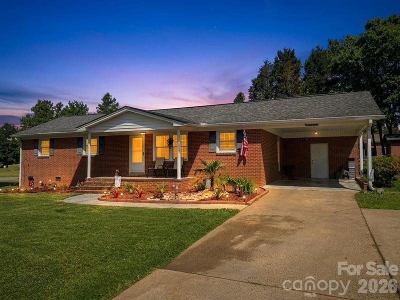 608 Cedar, Dallas, NC - 3 beds, 2 baths, 1,361 sqft - $295,000