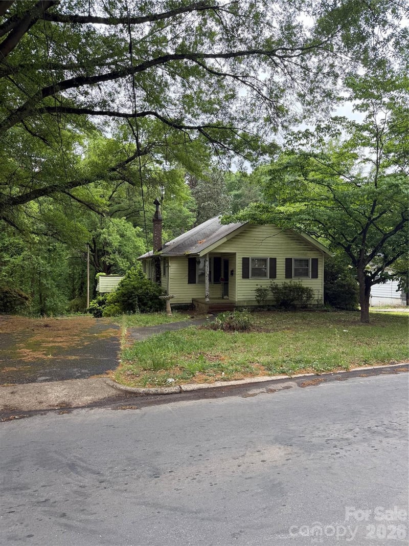 1611 W Fifth Avenue, Gastonia, NC - 3 beds, 1 bath, 1,173 sqft - $140,000
