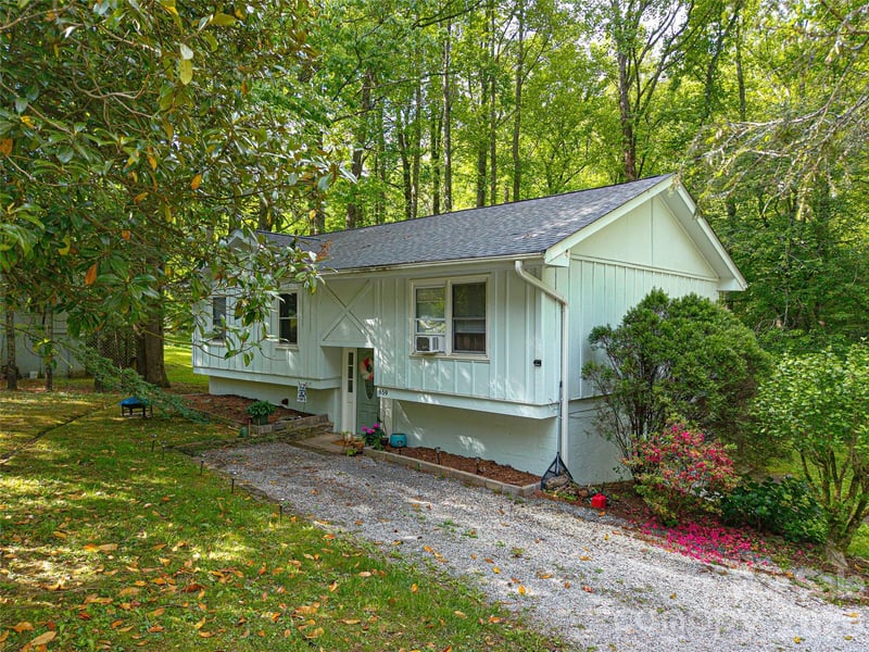 659 Salisbury Road, Hendersonville, NC - 4 beds, 2 baths, 1,028 sqft - $446,999