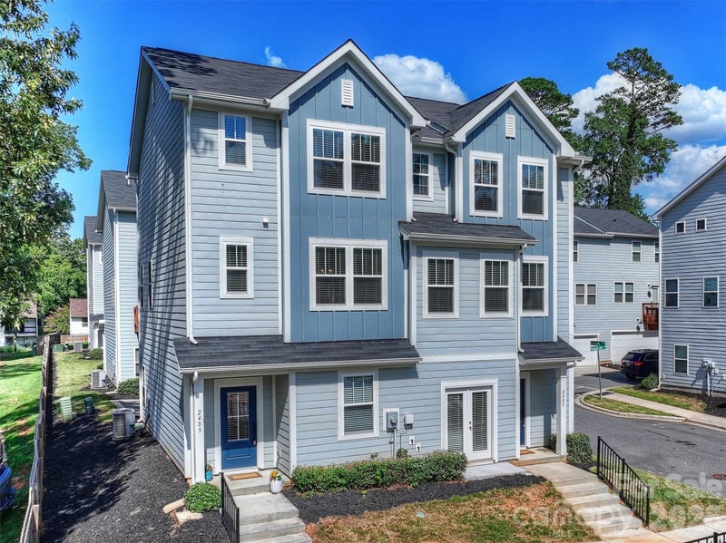 2409 Via del Conte, Charlotte, NC - 2 beds, 3 baths, 1,427 sqft - $359,000