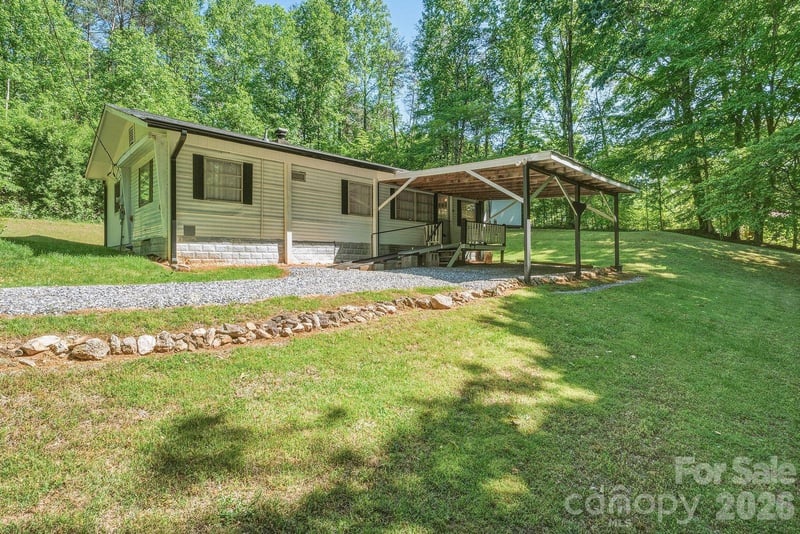 3823 Hickory Highway, Statesville, NC - 2 beds, 1 bath, 952 sqft - $99,900