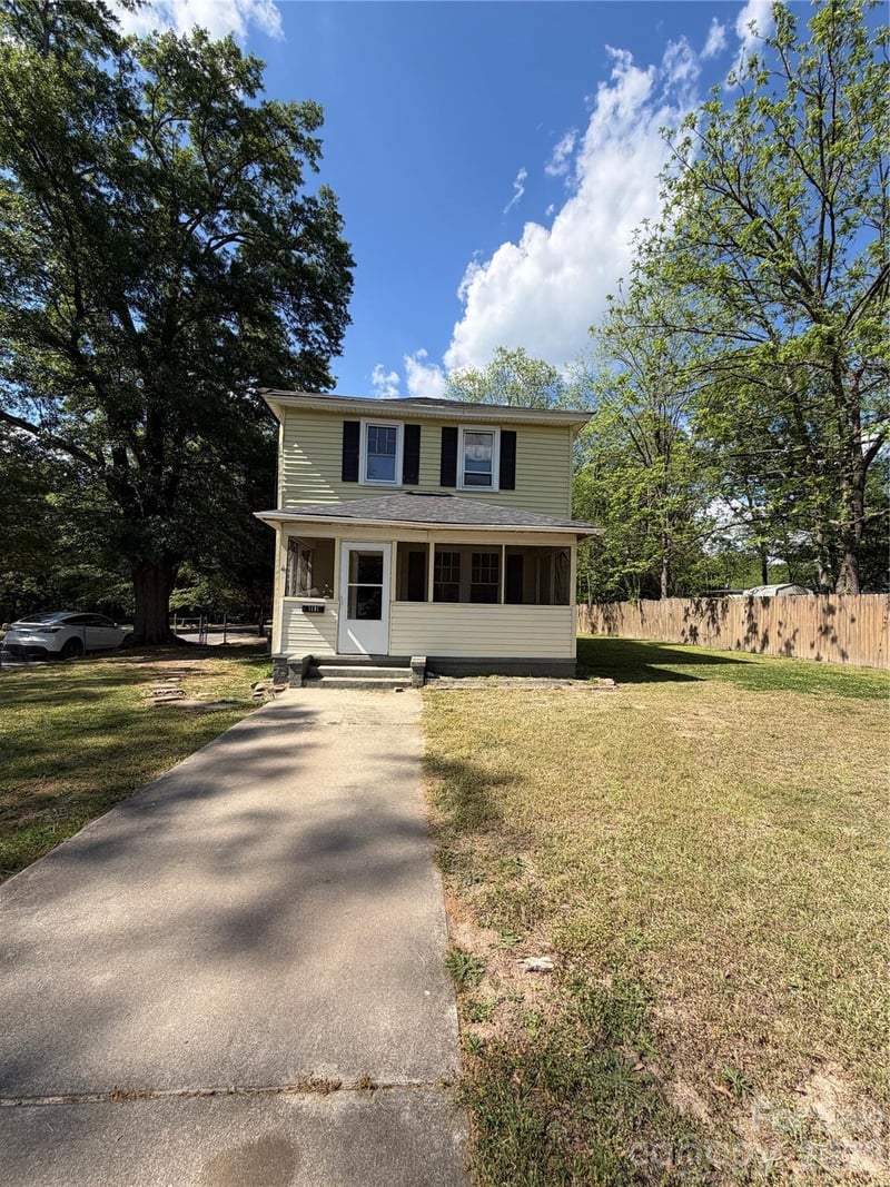 1101 E Pine Street, Lincolnton, NC - 5 beds, 2 baths, 1,576 sqft - $299,000