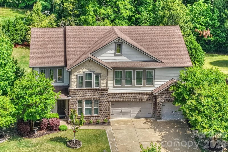 819 Tyne Drive, Fort Mill, SC - 5 beds, 4.5 baths, 4,315 sqft - $900,000