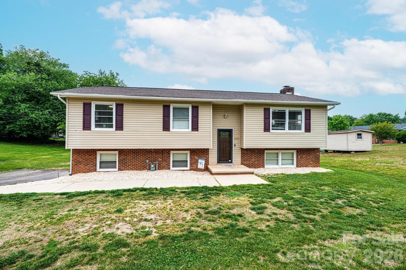 3231 25th, Hickory, NC - 3 beds, 3 baths, 2,084 sqft - $329,900