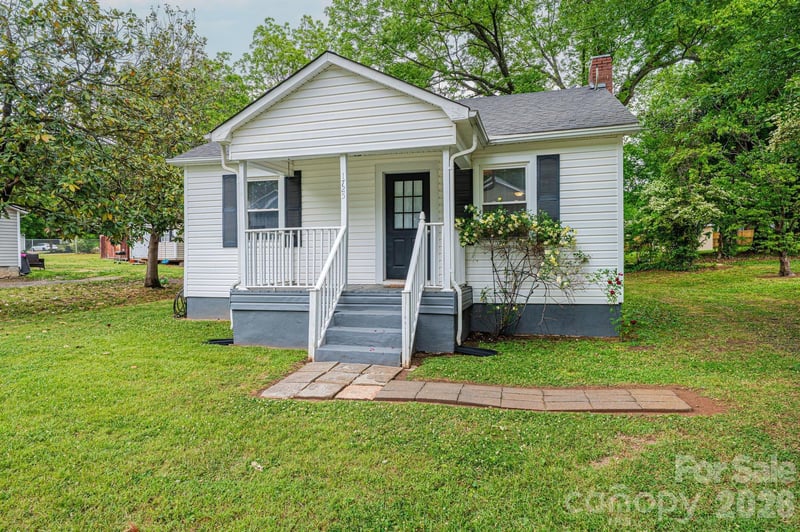 1725 8th Avenue NE, Hickory, NC - 2 beds, 1 bath, 781 sqft - $174,900
