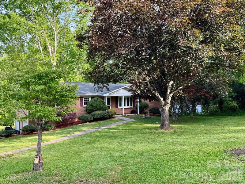 123 Castleton, Hendersonville, NC - 3 beds, 3 baths, 2,309 sqft - $480,000