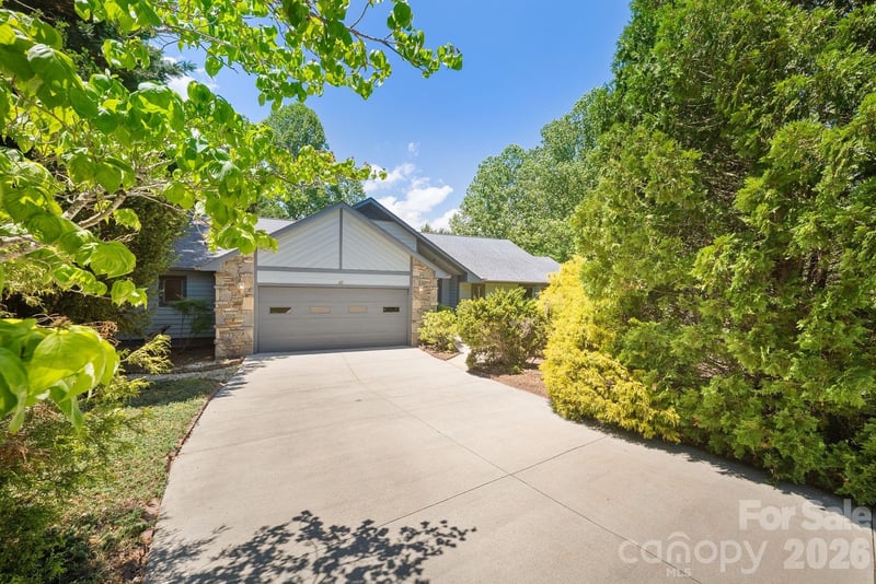 16 Zachary Ridge Road, Asheville, NC - 3 beds, 3 baths, 2,754 sqft - $560,000