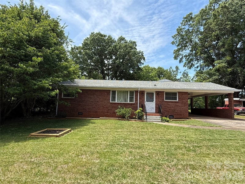 2012 N Deal Avenue, Newton, NC - 3 beds, 2 baths, 2,090 sqft - $299,900