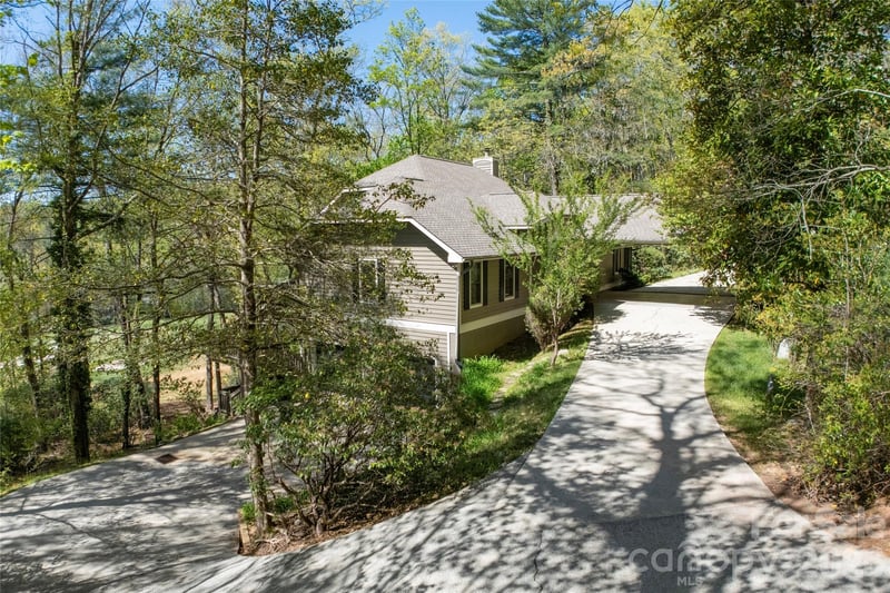 516 Cherokee Trace, Lake Toxaway, NC - 4 beds, 4 baths, 3,135 sqft - $1,395,000