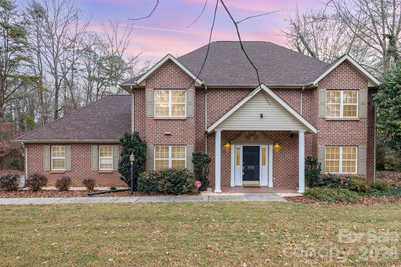 570 29th Avenue Drive NW, Hickory, NC - 4 beds, 3 baths, 2,274 sqft - $439,900