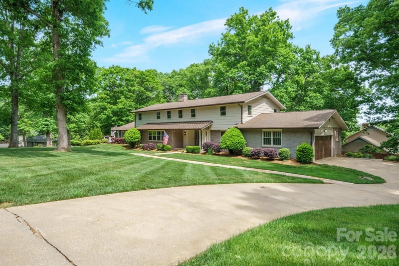 240 36th Avenue Circle NW, Hickory, NC - 5 beds, 7 baths, 6,321 sqft - $769,900