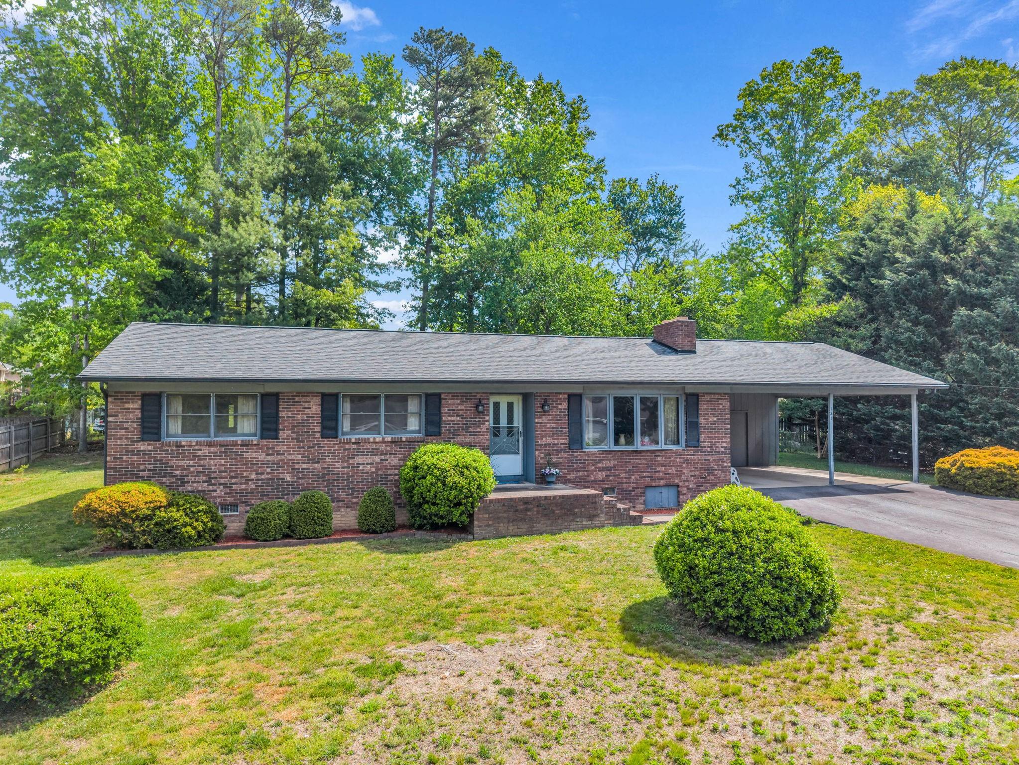 121 Greenfield, Hendersonville, NC. property listing photo