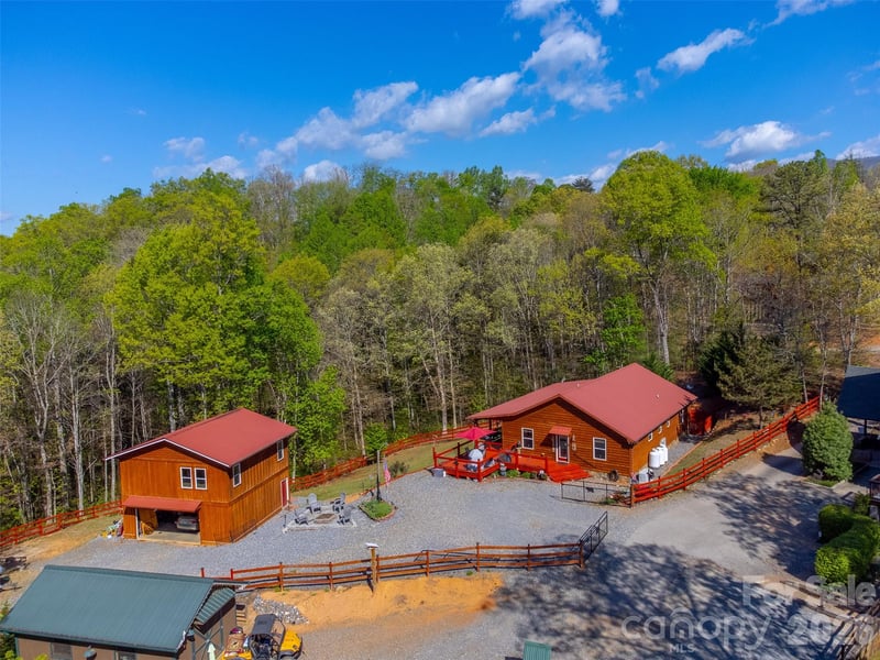 30 Sleepy Bear Ridge, Whittier, NC - 4 beds, 3 baths, 1,699 sqft - $538,775