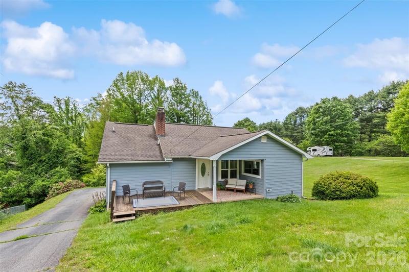 48 Medford Avenue, Waynesville, NC - 2 beds, 2 baths, 1,172 sqft - $265,000