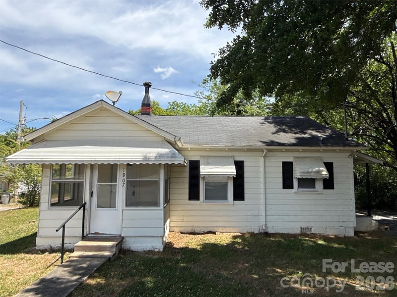 1907 E Elm Street, Gastonia, NC - 2 beds, 1 bath, 848 sqft - $995