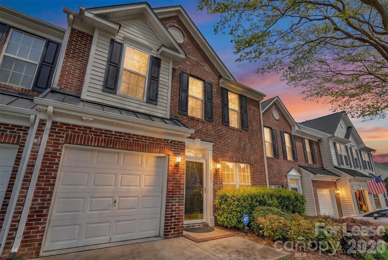 1802 Robinwood Village Drive, Gastonia, NC - 3 beds, 2.5 baths, 1,726 sqft - $2,000