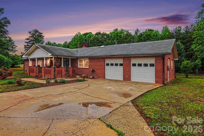 105 Fox Fire Run, Gastonia, NC - 3 beds, 2 baths, 2,045 sqft - $400,000