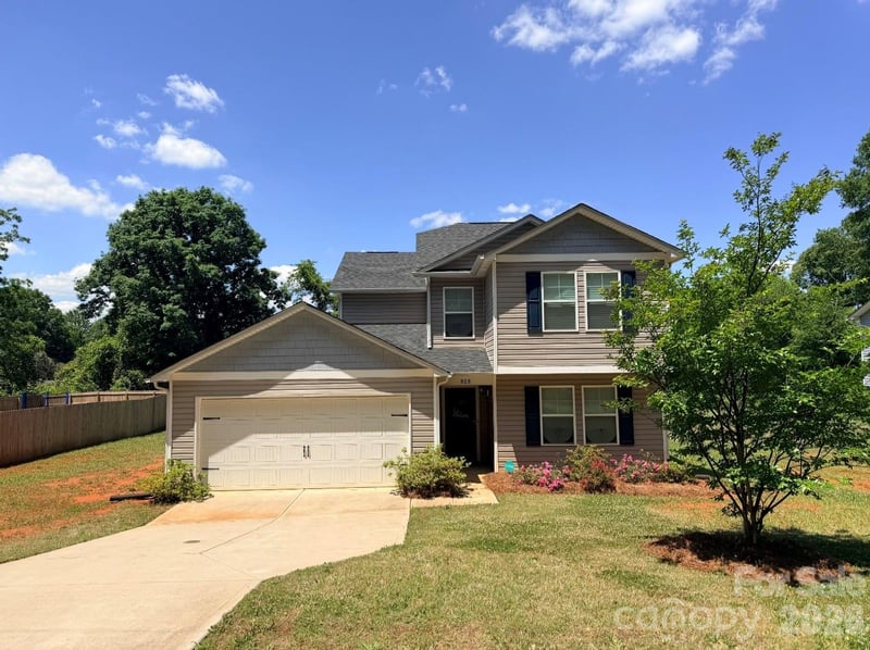 929 Grace Street, Kings Mountain, NC - 4 beds, 3 baths, 2,218 sqft - $335,000
