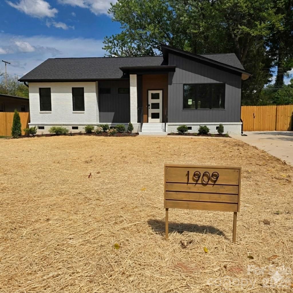 1909 Windham, Charlotte, NC — property listing photo 1