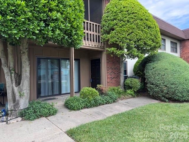 427 6th Avenue W A-12, Hendersonville, NC - 2 beds, 1.5 baths, 920 sqft - $199,900
