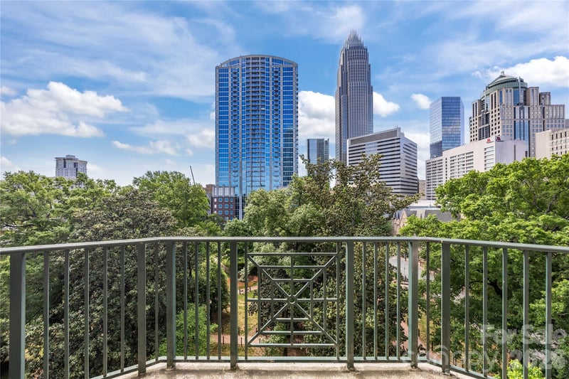 300 W 5th Street Apt 809, Charlotte, NC - 2 beds, 2 baths, 1,028 sqft - $422,500