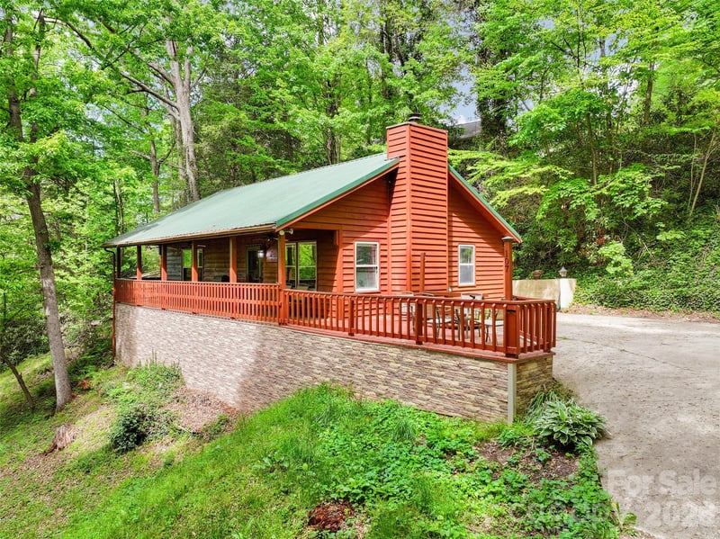 107 Pretty View Lane, Waynesville, NC - 2 beds, 2 baths, 1,054 sqft - $285,000