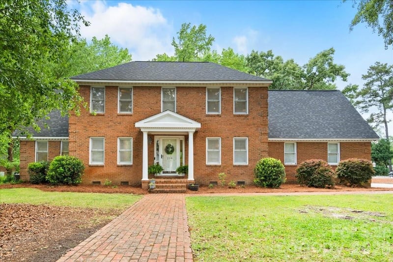 209 Fairway Road, Cheraw, SC - 5 beds, 3.5 baths, 2,790 sqft - $540,000