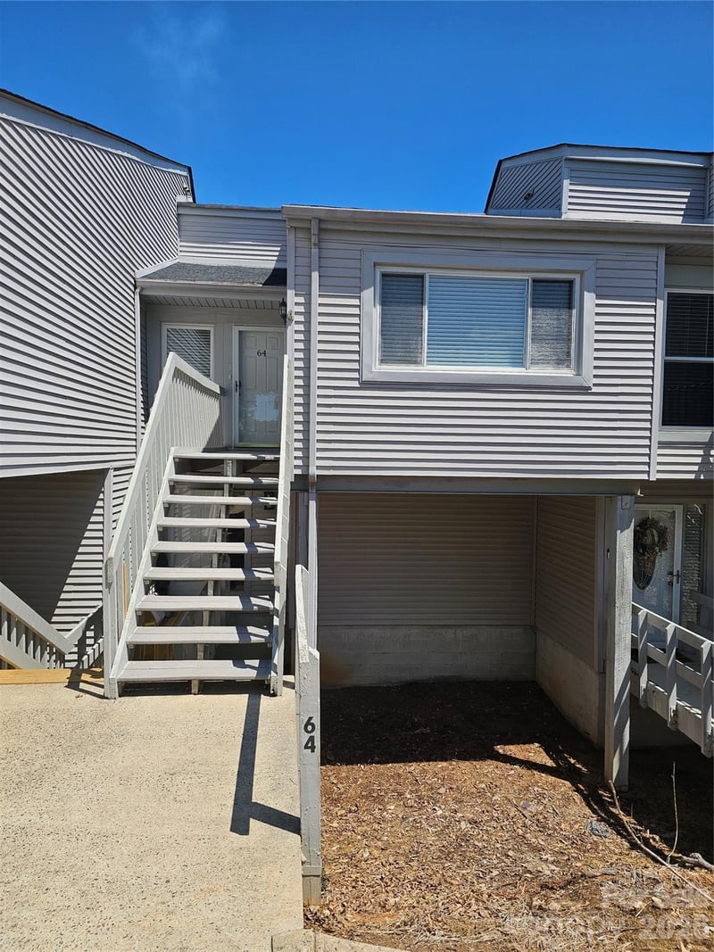 1050 21st Avenue NW Apt 64, Hickory, NC - 2 beds, 1.5 baths, 916 sqft - $195,000
