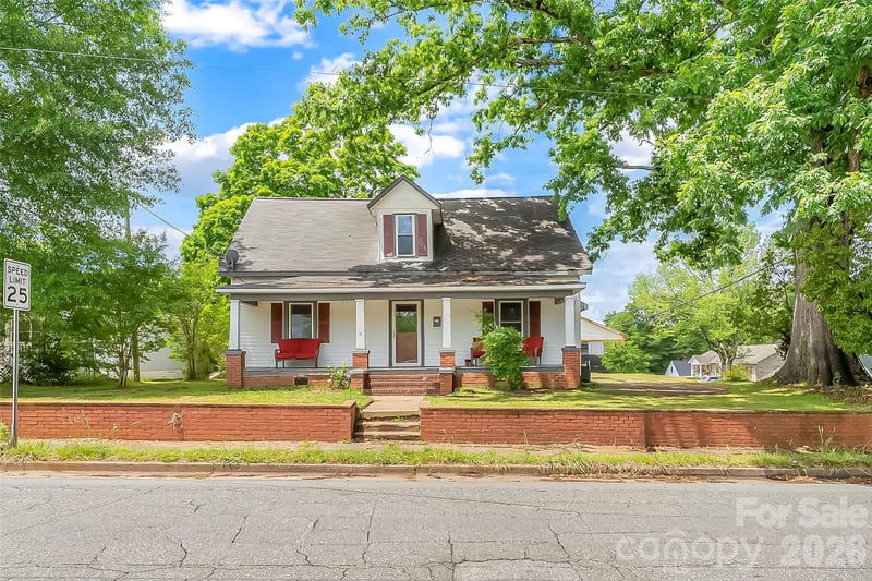137 12th Street NW, Hickory, NC - 3 beds, 2.5 baths, 1,957 sqft - $244,999