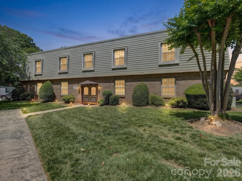 2628 Park Road D, Charlotte, NC - 2 beds, 1.5 baths, 875 sqft - $282,000