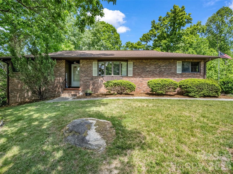 156 Deer, Hendersonville, NC - 3 beds, 3 baths, 2,130 sqft - $479,900