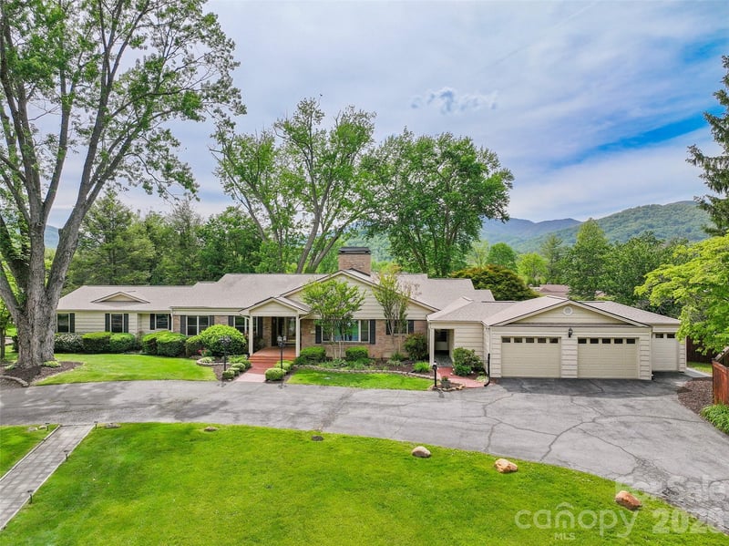 142 Country Club Drive, Waynesville, NC - 8 beds, 8.5 baths, 5,597 sqft - $1,795,000
