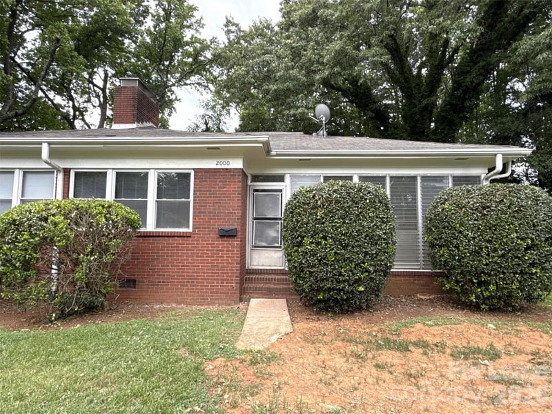 2000 Weststone Drive, Charlotte, NC - 2 beds, 1 bath, 1,058 sqft - $1,350