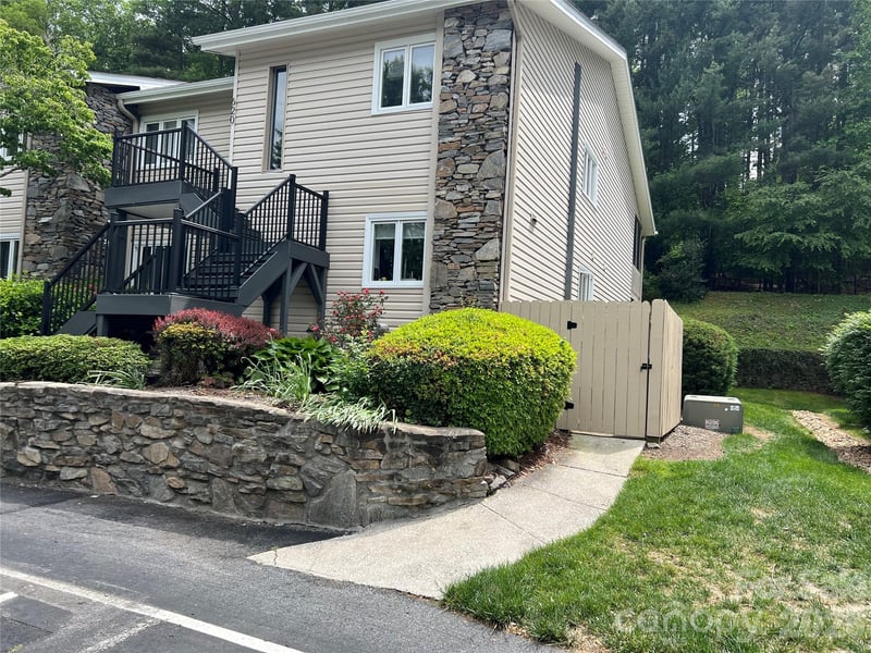 610 Britton Creek, Hendersonville, NC - 2 beds, 2 baths, 1,360 sqft - $284,900