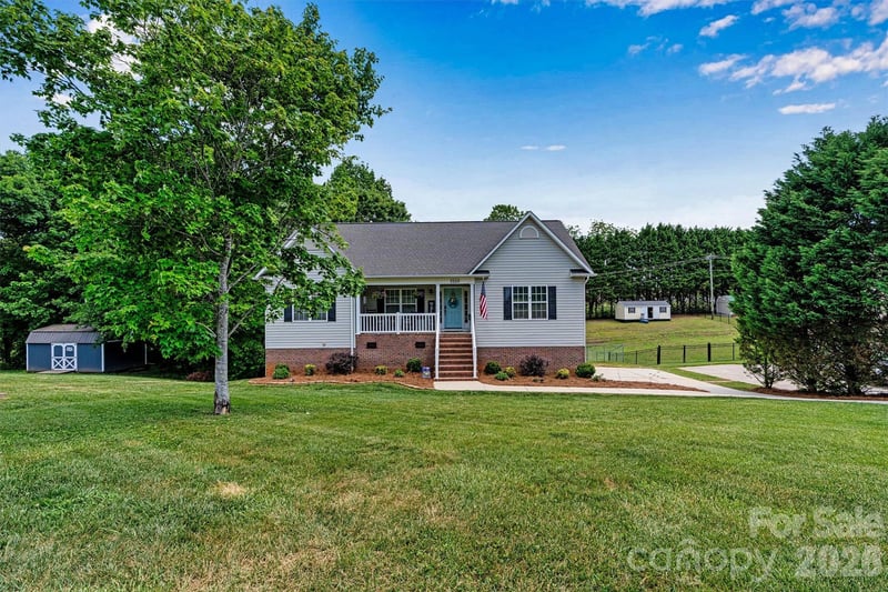 3353 48th Avenue Lane NE, Hickory, NC - 3 beds, 2 baths, 2,116 sqft - $444,900