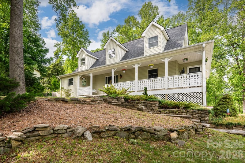 10 Terrapin Trail, Flat Rock, NC - 3 beds, 2.5 baths, 2,559 sqft - $595,000