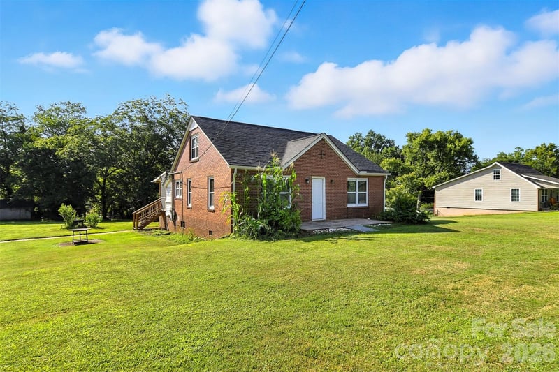 3544 6th Street Drive NW, Hickory, NC - 4 beds, 1.5 baths, 1,463 sqft - $230,000