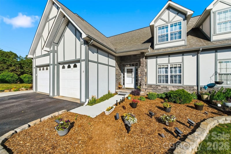 19 Heron Cove Loop B, Hickory, NC - 3 beds, 2.5 baths, 2,093 sqft - $350,000