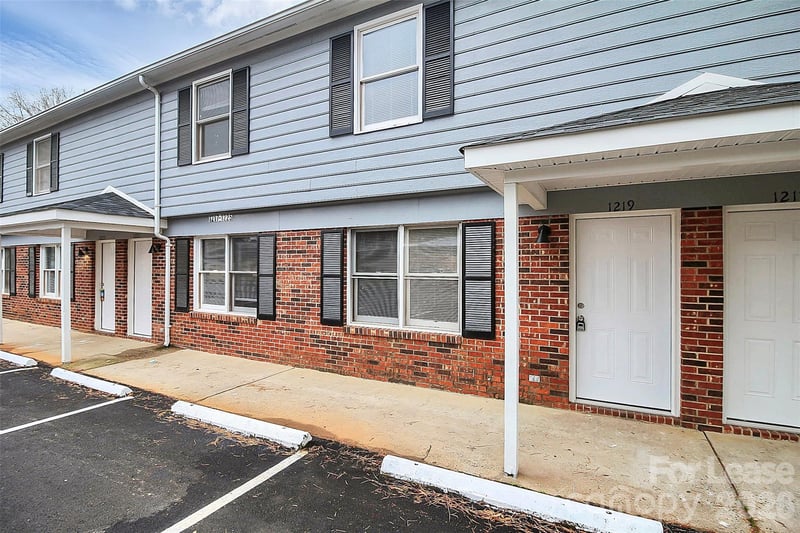 1219 Anderson Street, Gastonia, NC - 2 beds, 1.5 baths, 805 sqft - $999