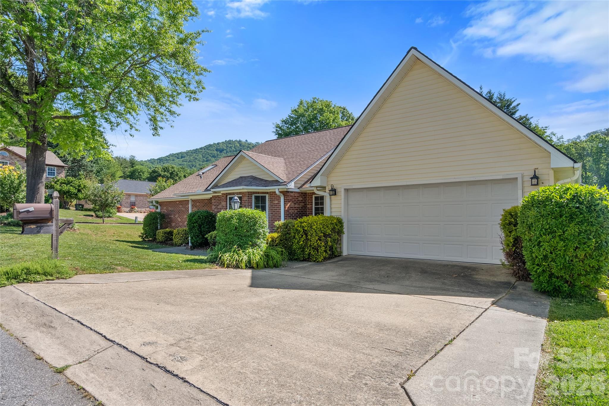 2 Gatehouse Court, Asheville, NC — property listing photo
