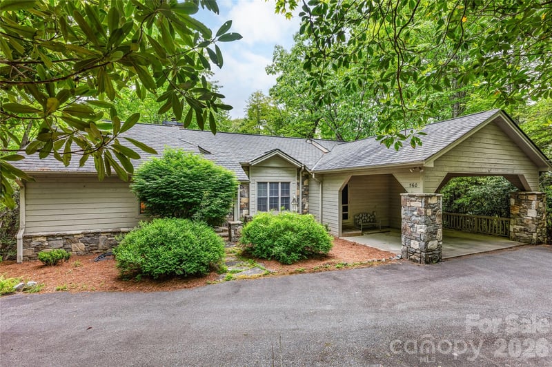 560 Toxaway Court, Lake Toxaway, NC - 3 beds, 2 baths, 1,589 sqft - $650,000