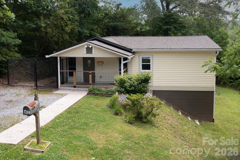 407 W Main Street, Brevard, NC - 3 beds, 2 baths, 1,427 sqft - $375,000