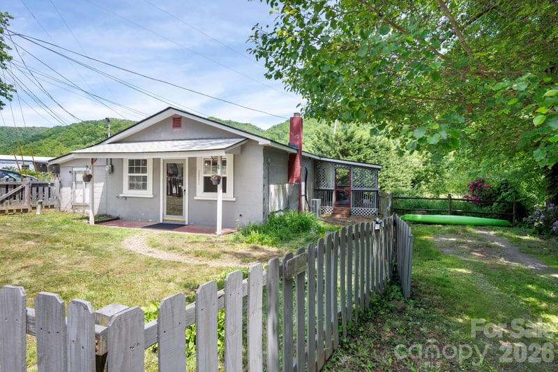 2802 Beaverdam Road, Canton, NC - 1 bed, 1 bath, 821 sqft - $175,000