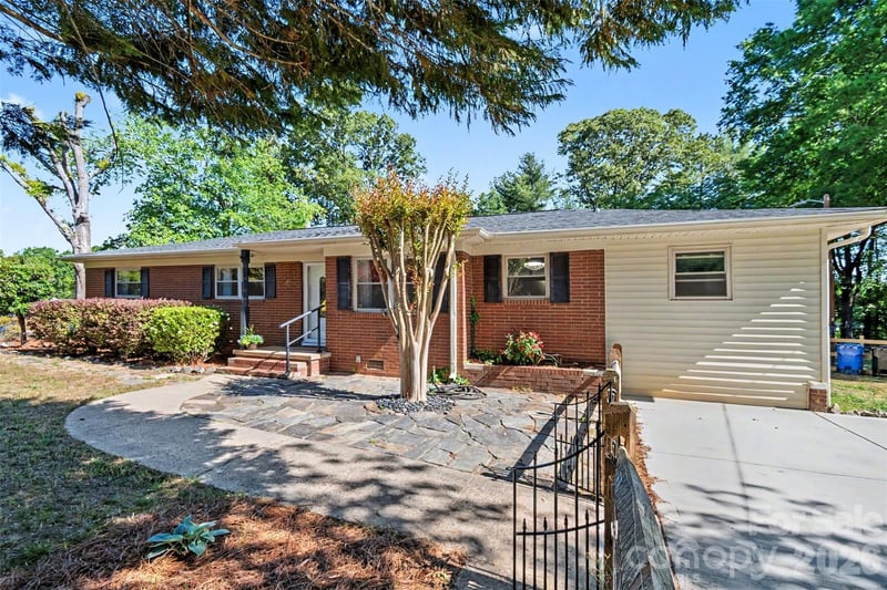 738 Edgemoor, Mooresville, NC - 3 beds, 2 baths, 1,866 sqft - $389,000