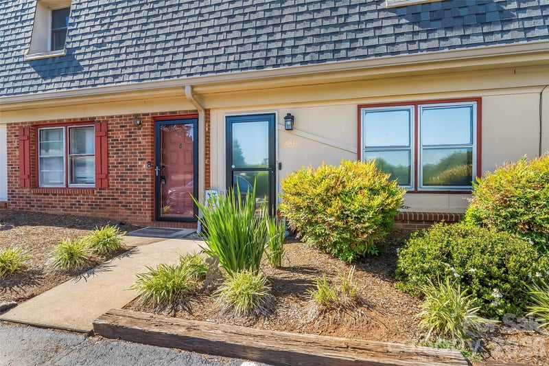 224 14th Avenue SE C, Hickory, NC - 2 beds, 1.5 baths, 986 sqft - $148,900